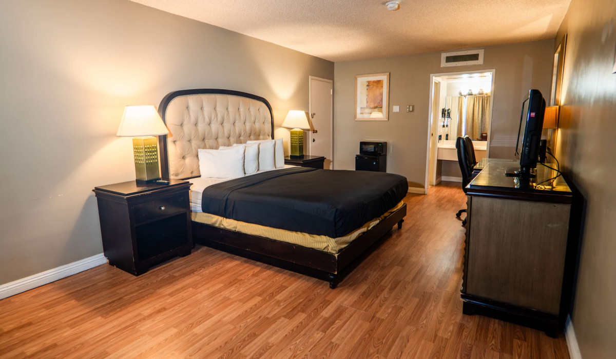 One King Non Smoking Suites with Hot Tub